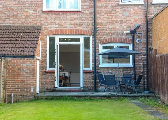 3 Bed House In The Heart Of Palmers Green, London