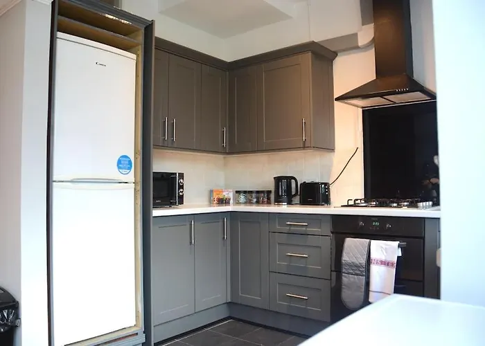 3 Bed House In The Heart Of Palmers Green, London