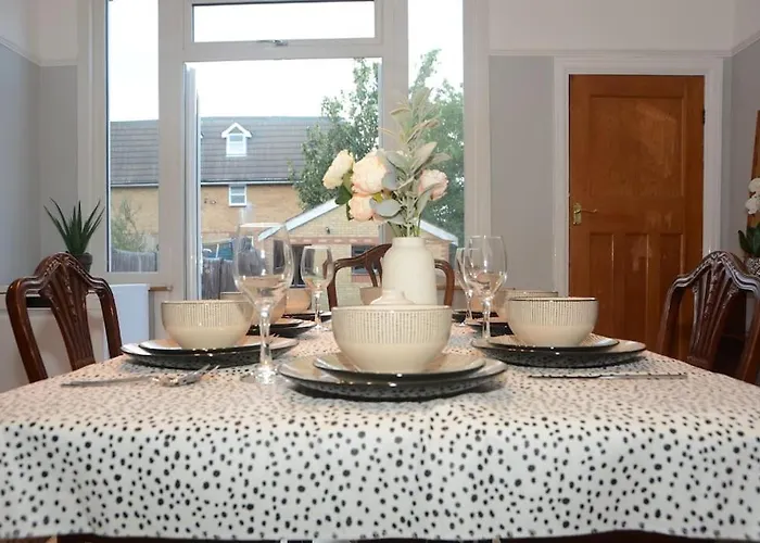 3 Bed House In The Heart Of Palmers Green, London