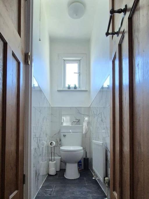 3 Bed House In The Heart Of Palmers Green, Hébergement de vacances Londres