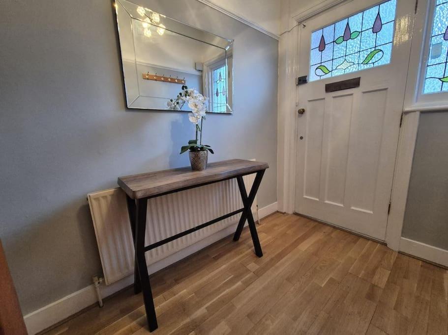 3 Bed House In The Heart Of Palmers Green, Hébergement de vacances *