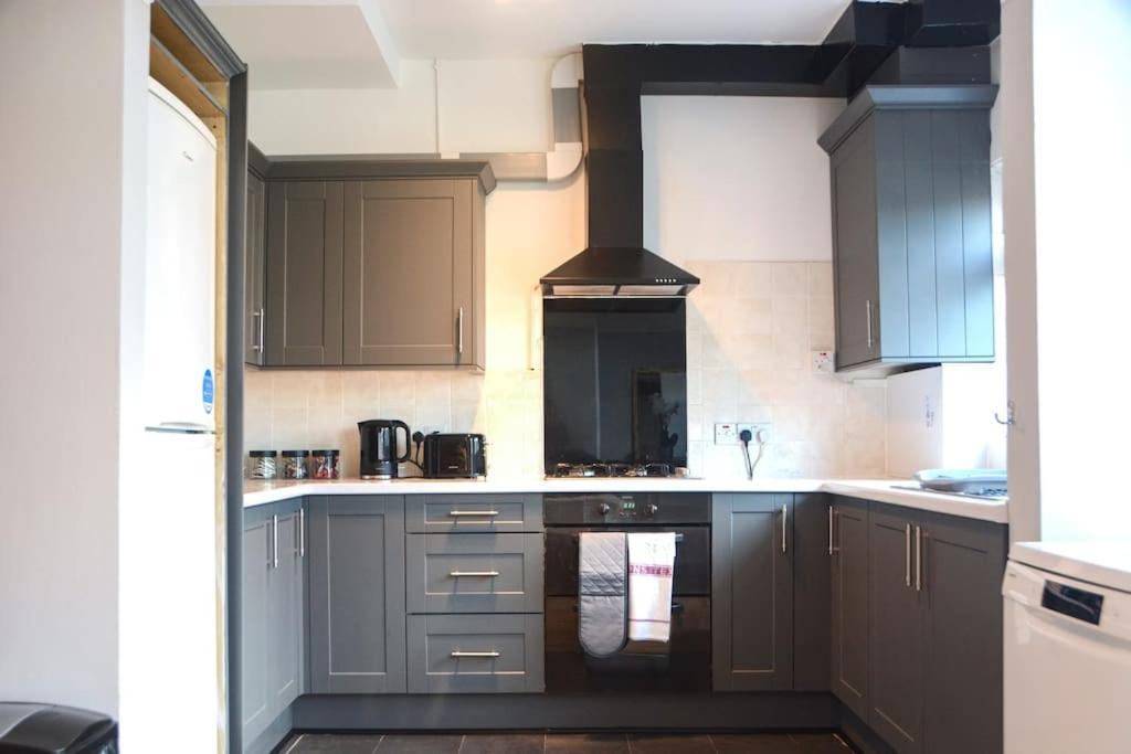3 Bed House In The Heart Of Palmers Green, Hébergement de vacances