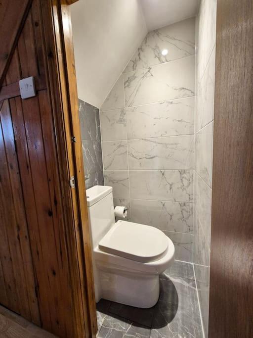 3 Bed House In The Heart Of Palmers Green, Hébergement de vacances Londres