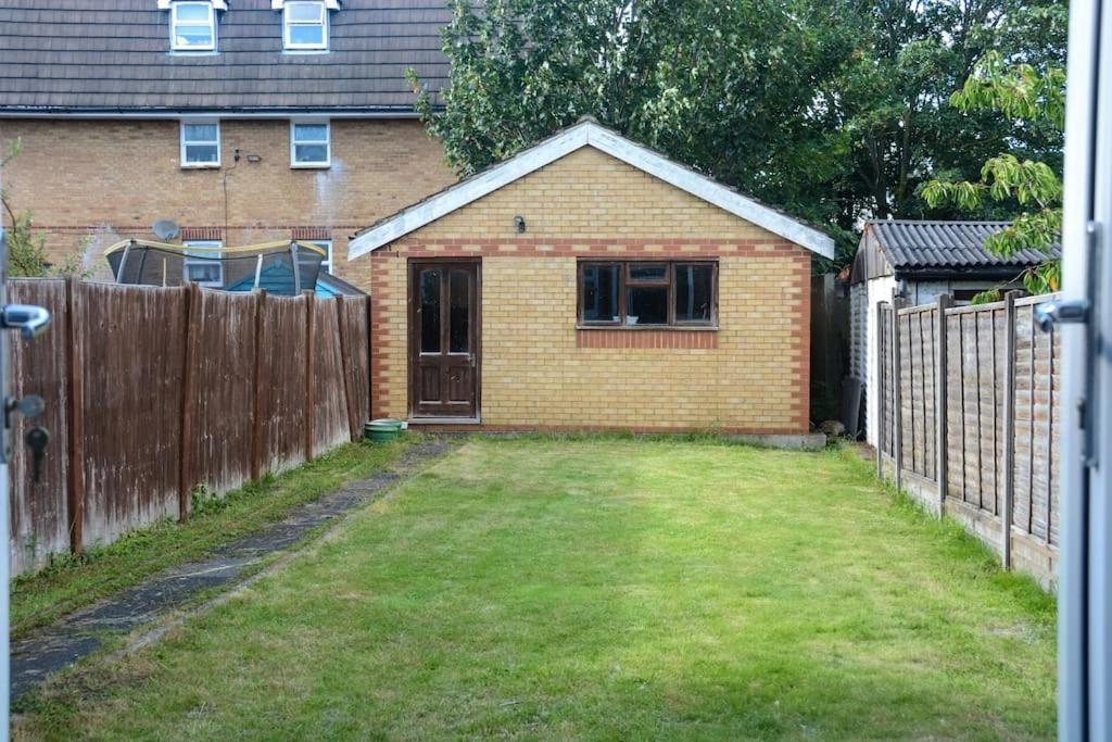 3 Bed House In The Heart Of Palmers Green, Hébergement de vacances
